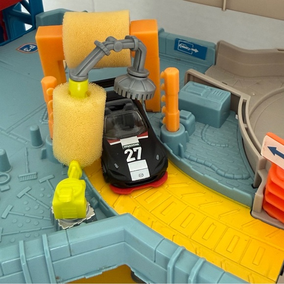 Matchbox 4-Level Garage Playset Tow Truck Spiral Ramp Elevator & Car Wash - Picture 10 of 15